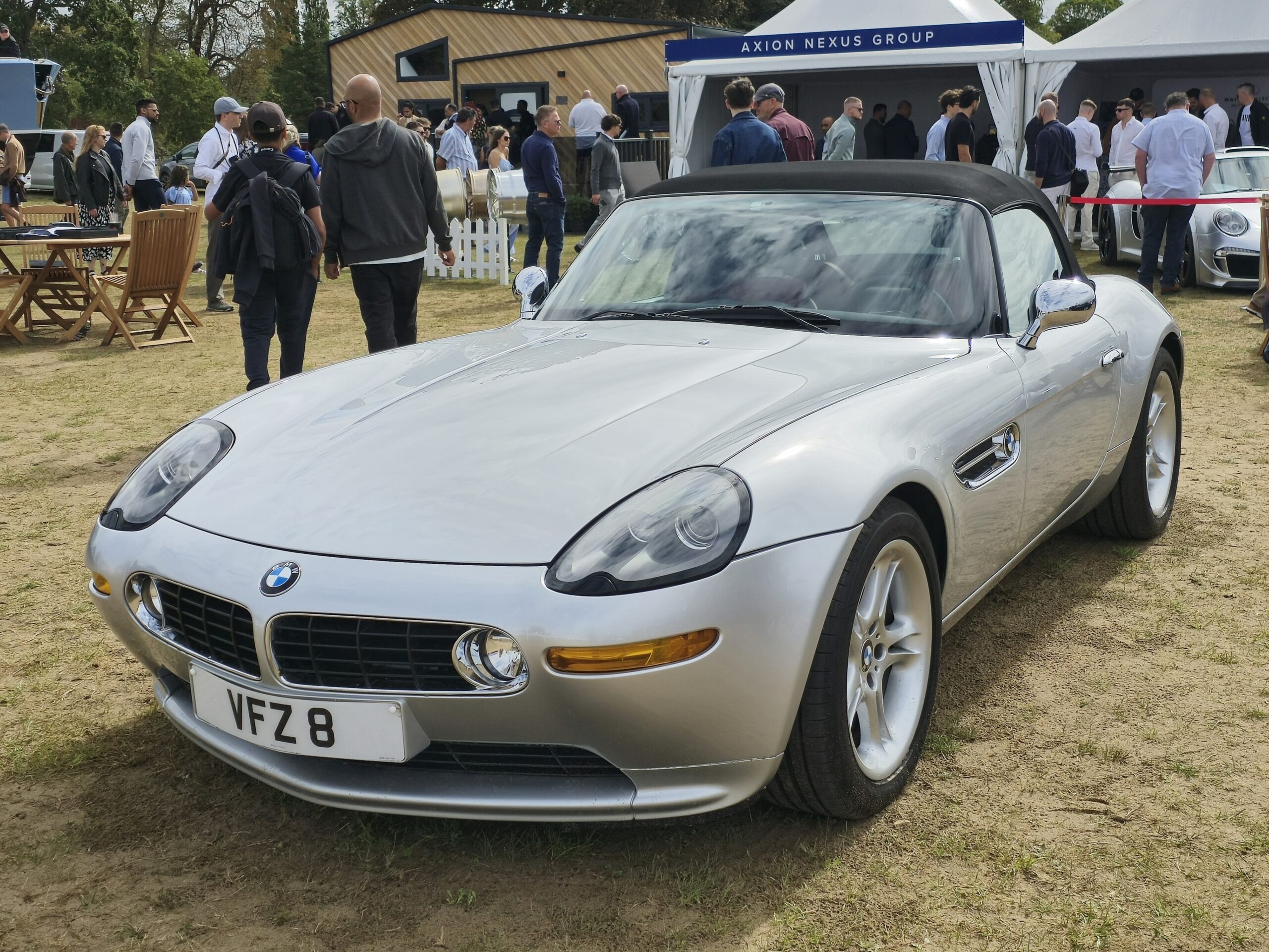 Silberner BMW Z8 in Dreiviertelansicht von vorn