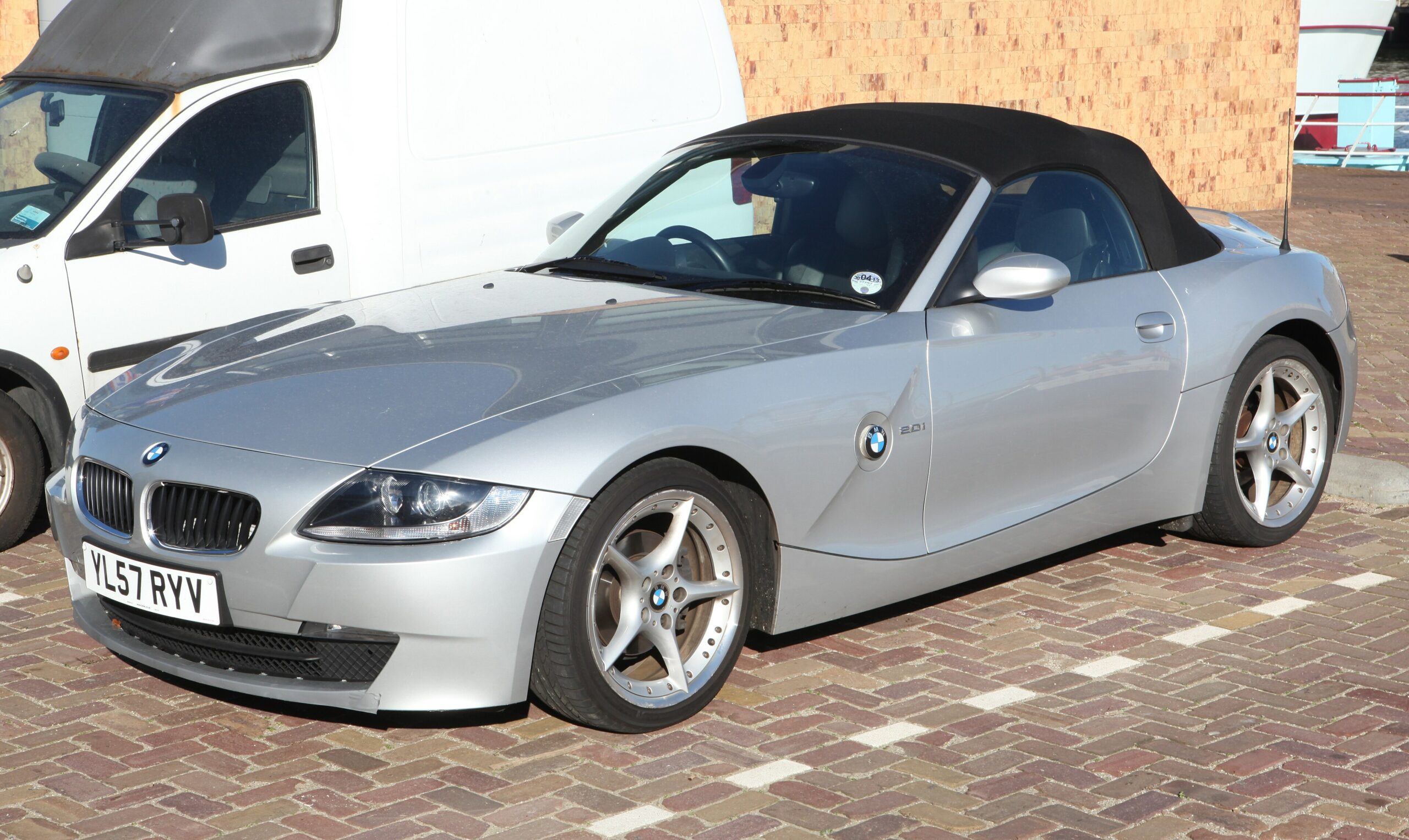 Silberner BMW Z4 Roadster von vorn links