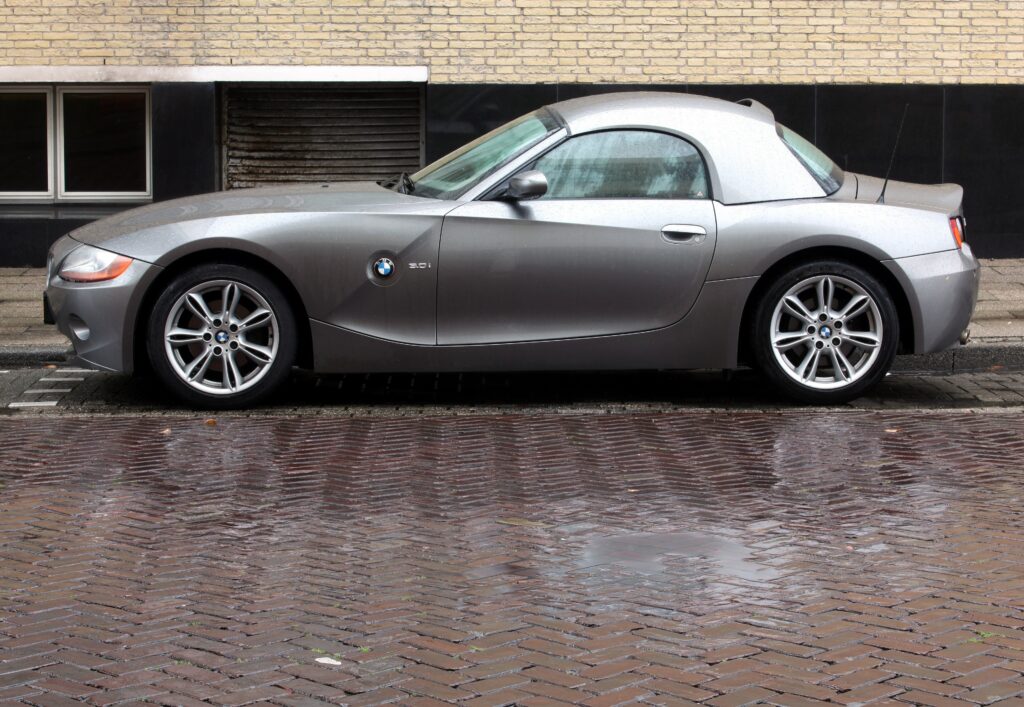 Grauer BMW Z4 Roadster in Seitenansicht