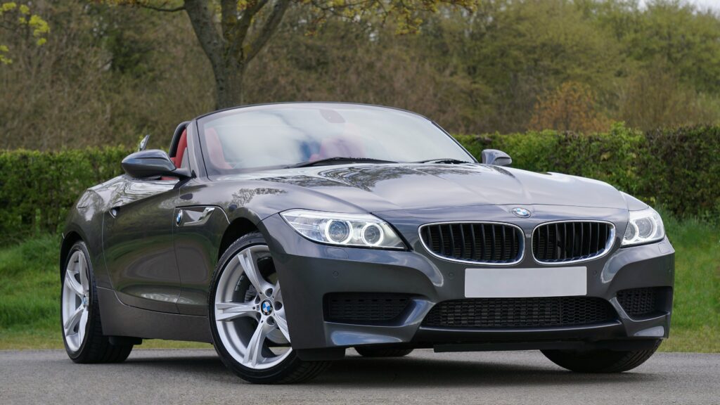 Grauer BMW Z4 E89 mit geschlossenem Hardtop von vorn