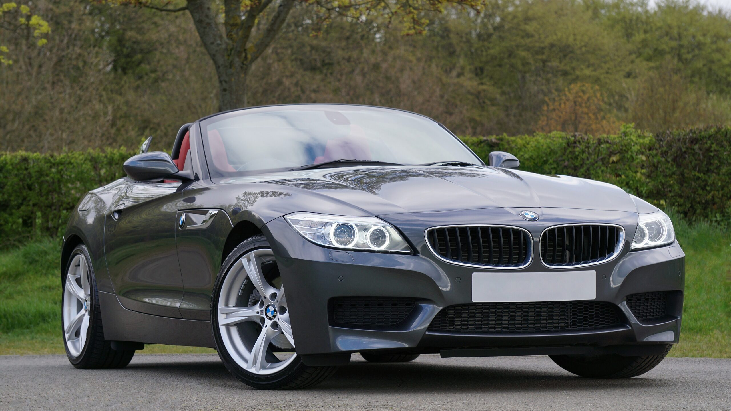 Grauer BMW Z4 E89 mit geschlossenem Hardtop von vorn