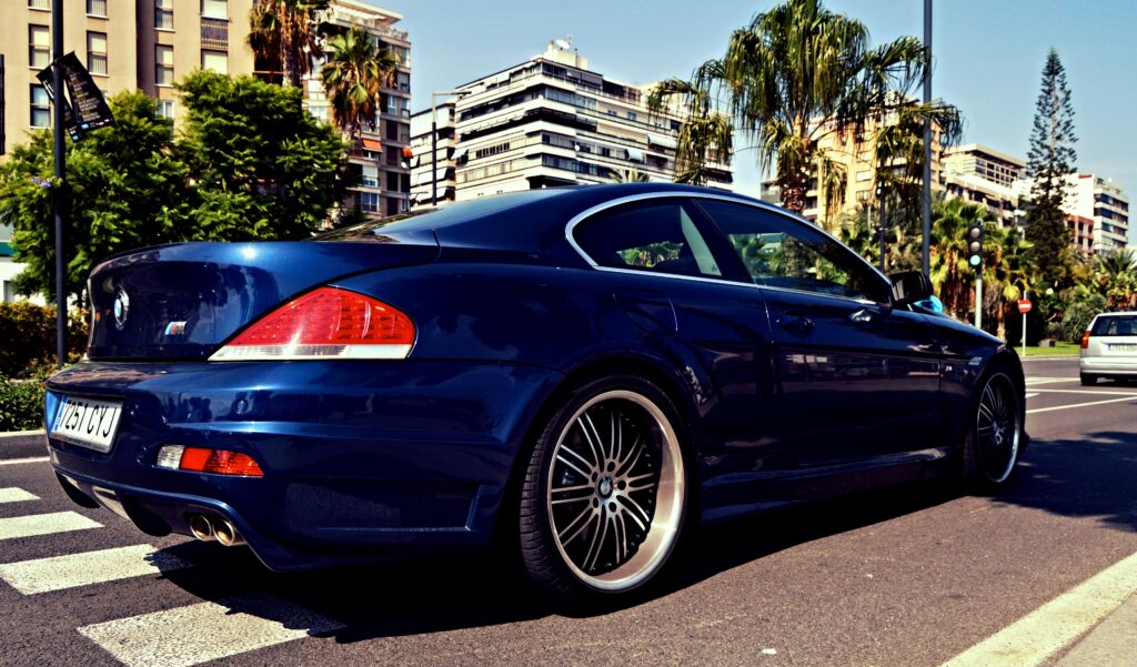Blaues BMW 6er Coupé von hinten links