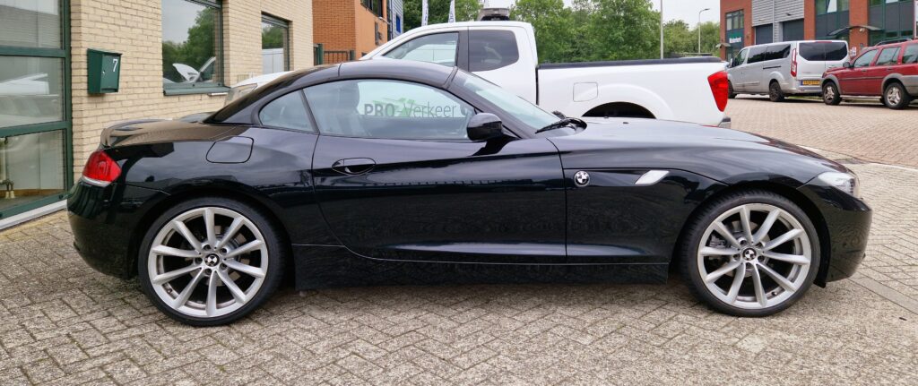 Schwarzer BMW Z4 E89 in Seitenansicht mit geschlossenem Hardtop