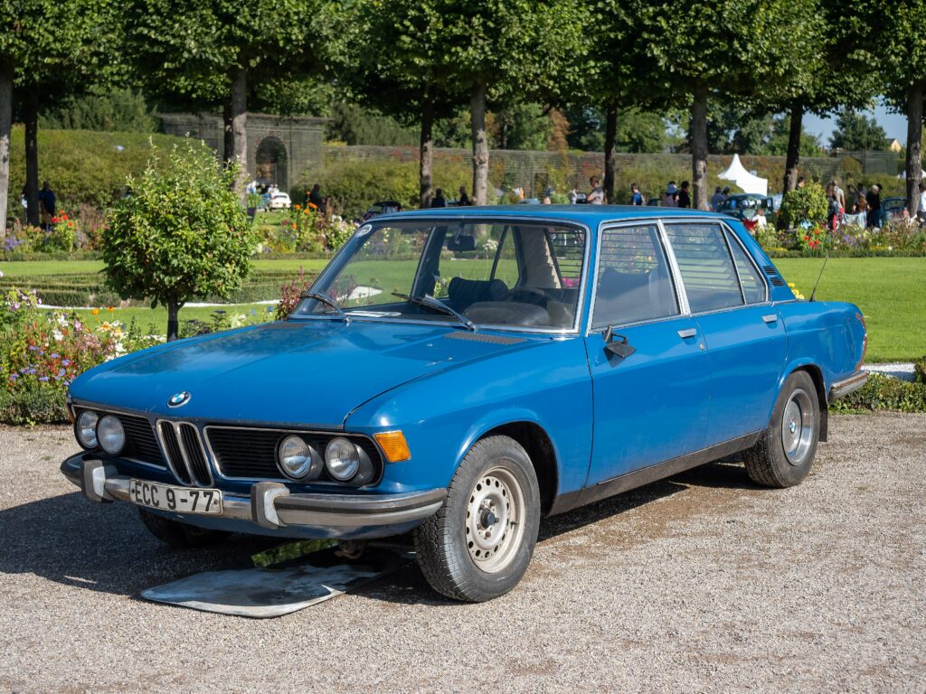 Blauer BMW E3 in Dreiviertelansicht von vorn