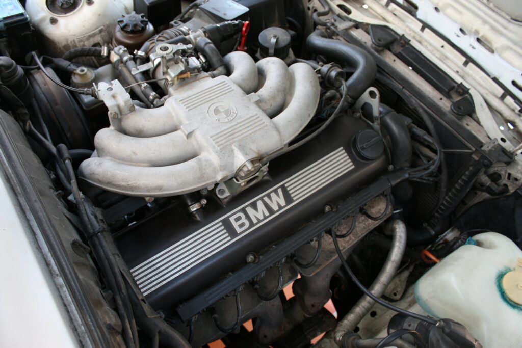 Sechszylindermotor BMW M20B25 im Motorraum eines E30