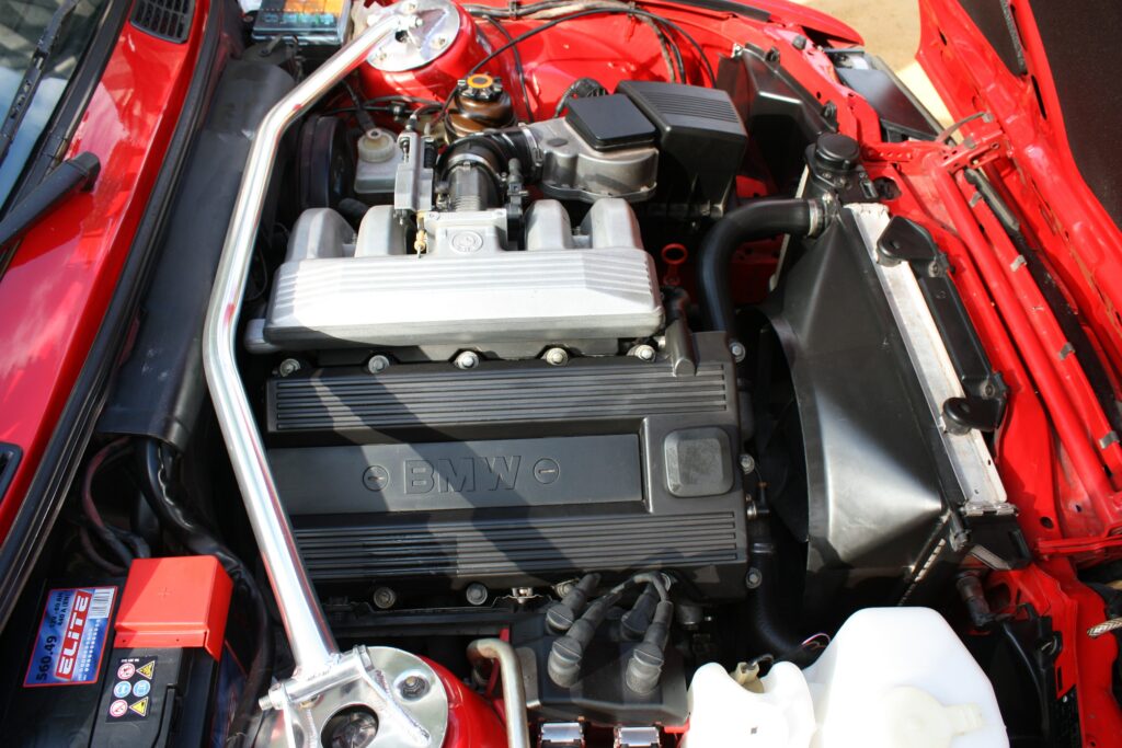 Vierzylindermotor BMW M42 im Motorraum eines E30