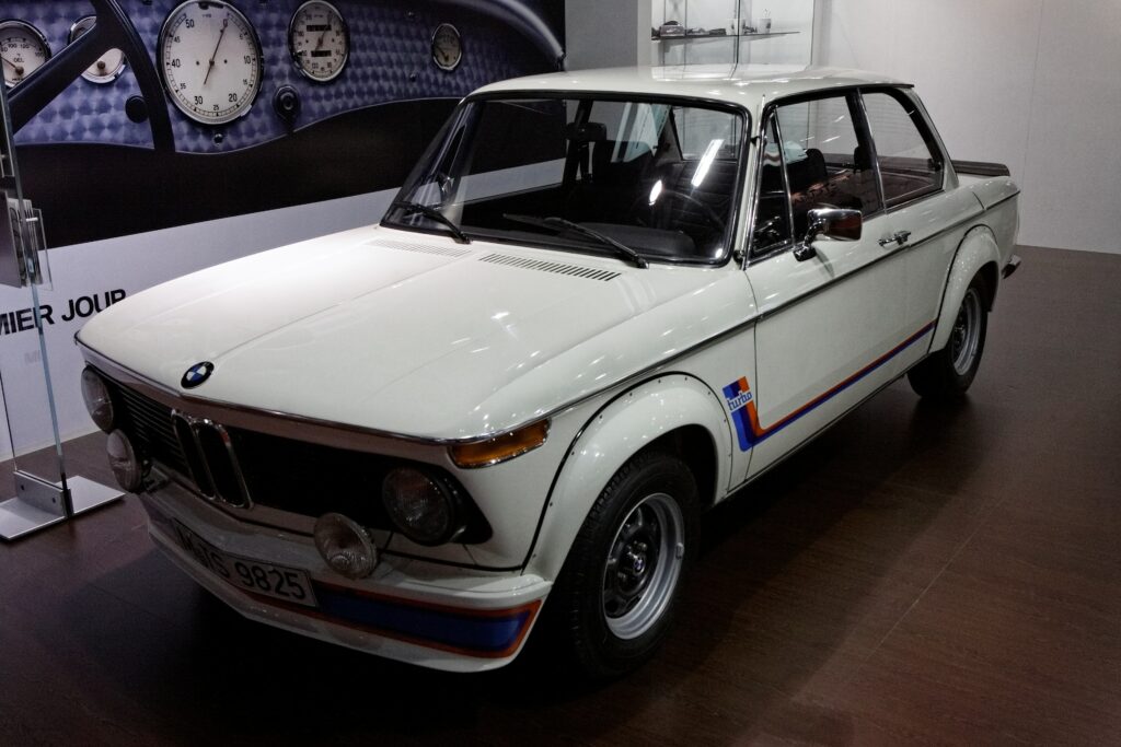 BMW 2002 turbo von vorn mit Frontspoiler und verbreiterten Kotflügeln