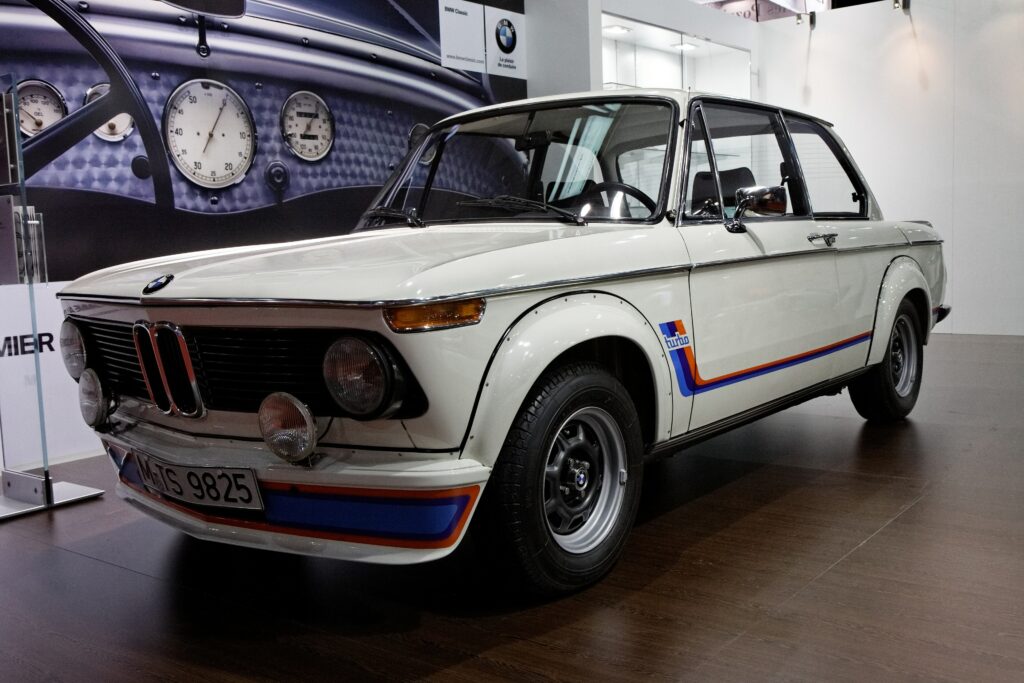 Weißer BMW 2002 turbo in Dreiviertelansicht von vorn links