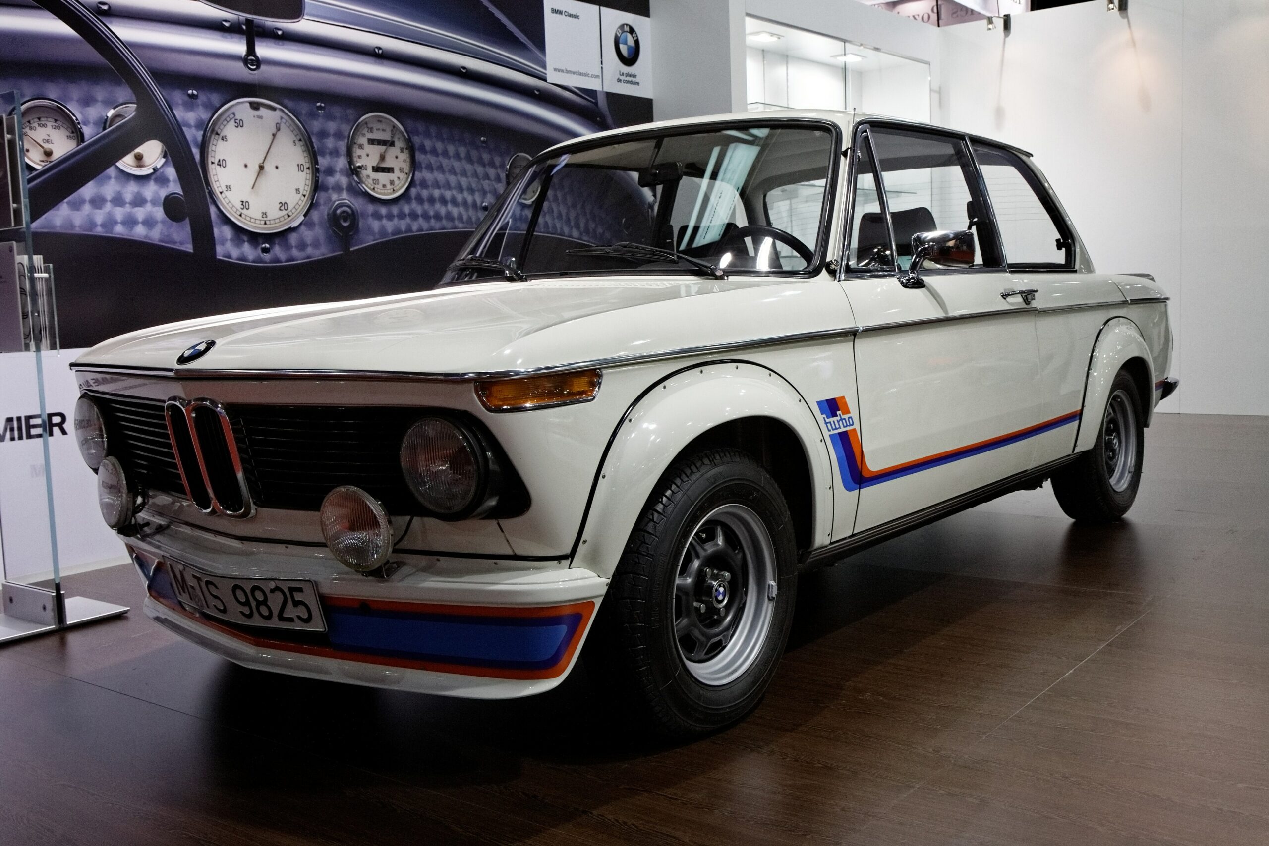 Weißer BMW 2002 turbo in Dreiviertelansicht von vorn links