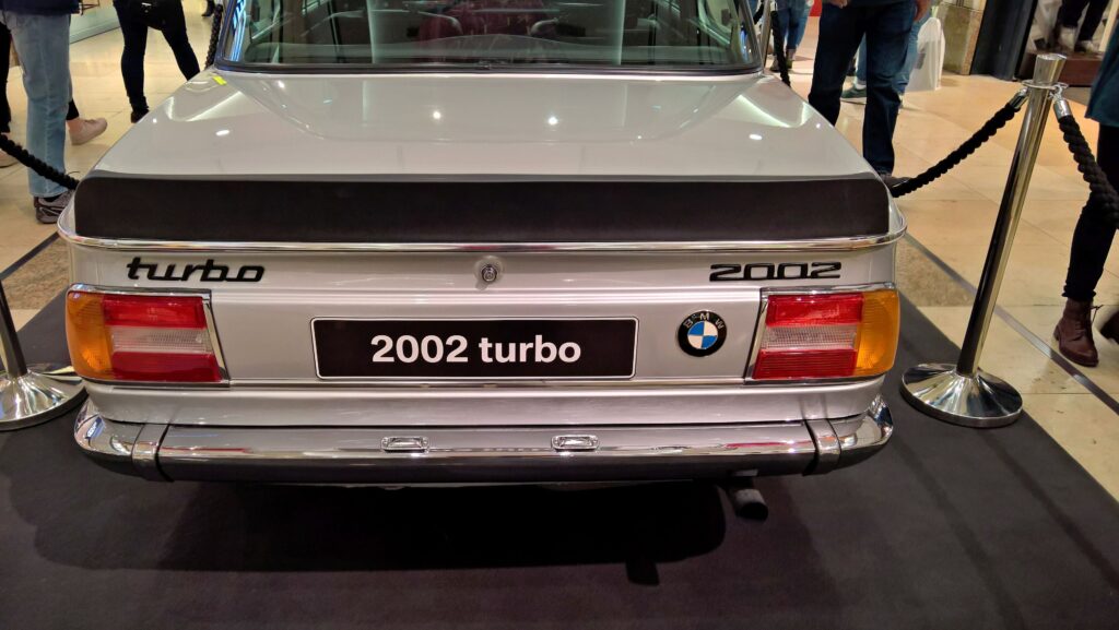 Heck eines BMW 2002 turbo mit Motorsportstreifen