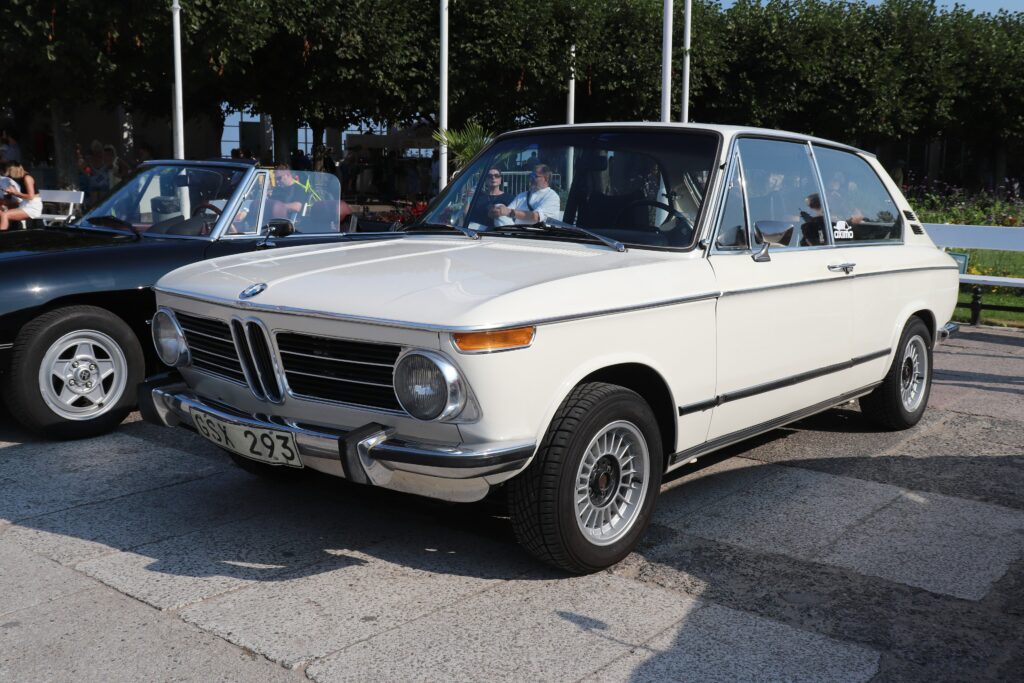 Weißer BMW touring von vorn