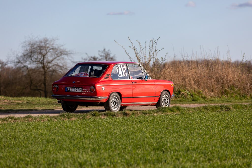 Roter BMW touring in Dreiviertelansicht von hinten rechts