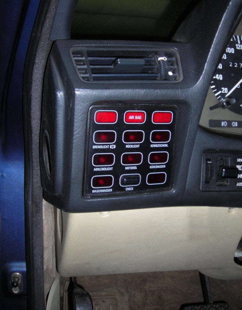 Bedienfeld der Check Control eines BMW E23 mit roten Kontrollfeldern