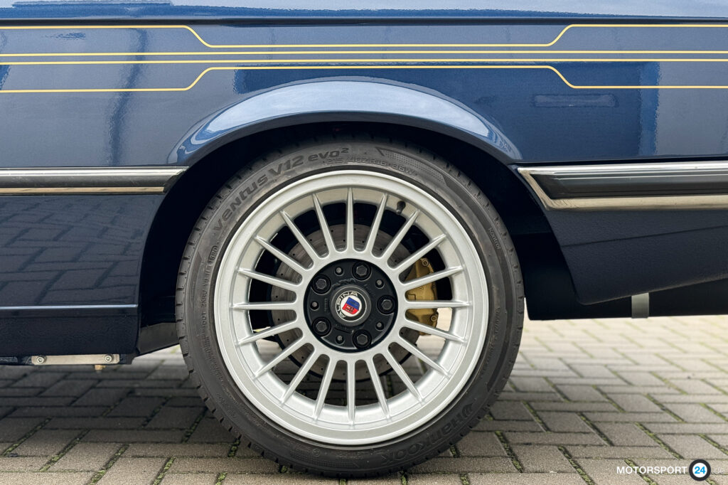Alpina B6 2.8 auf Basis BMW E21, dunkelblau mit Alpina-Dekor