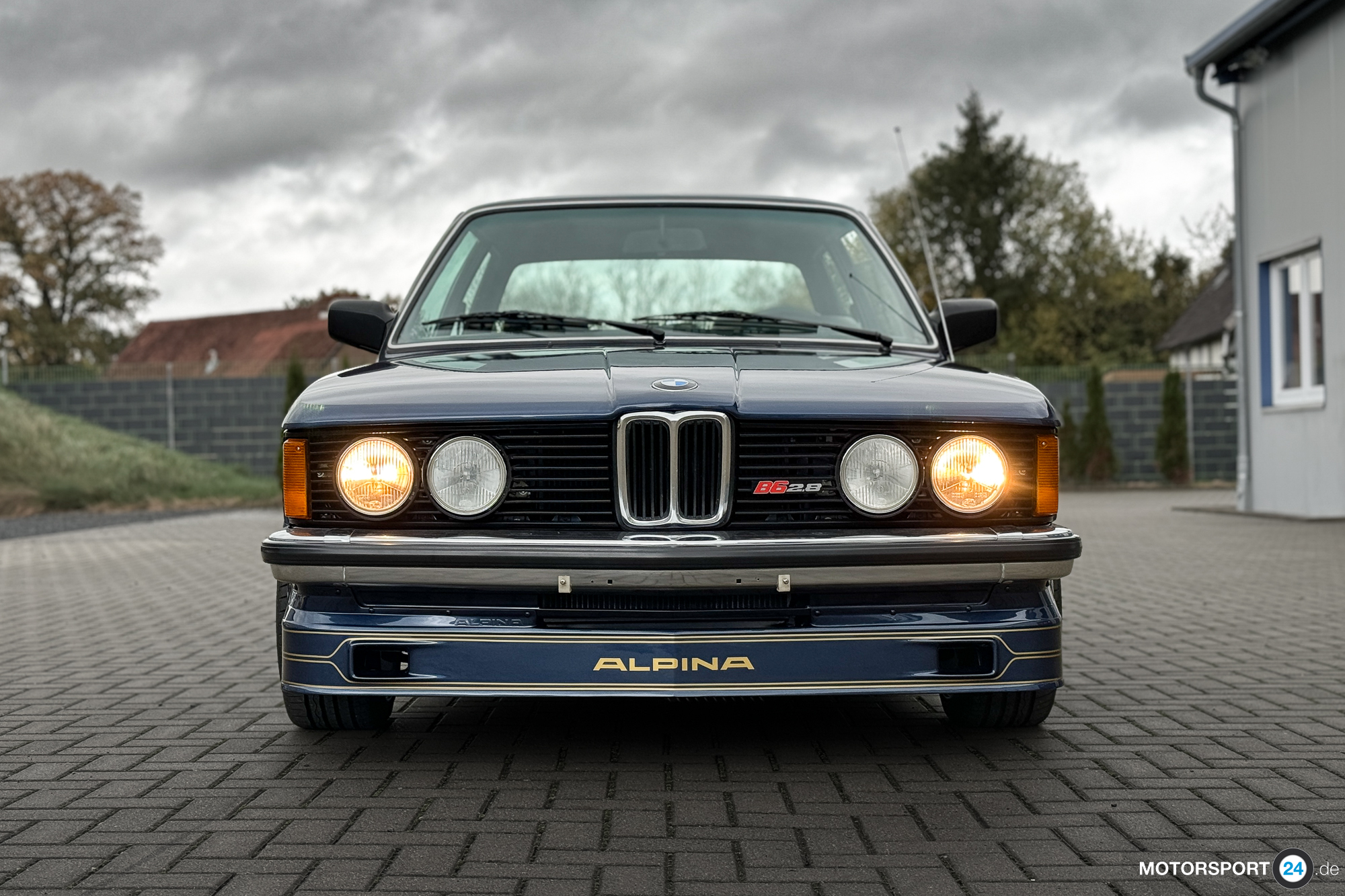 Alpina B6 2.8 auf Basis BMW E21, dunkelblau mit Alpina-Dekor