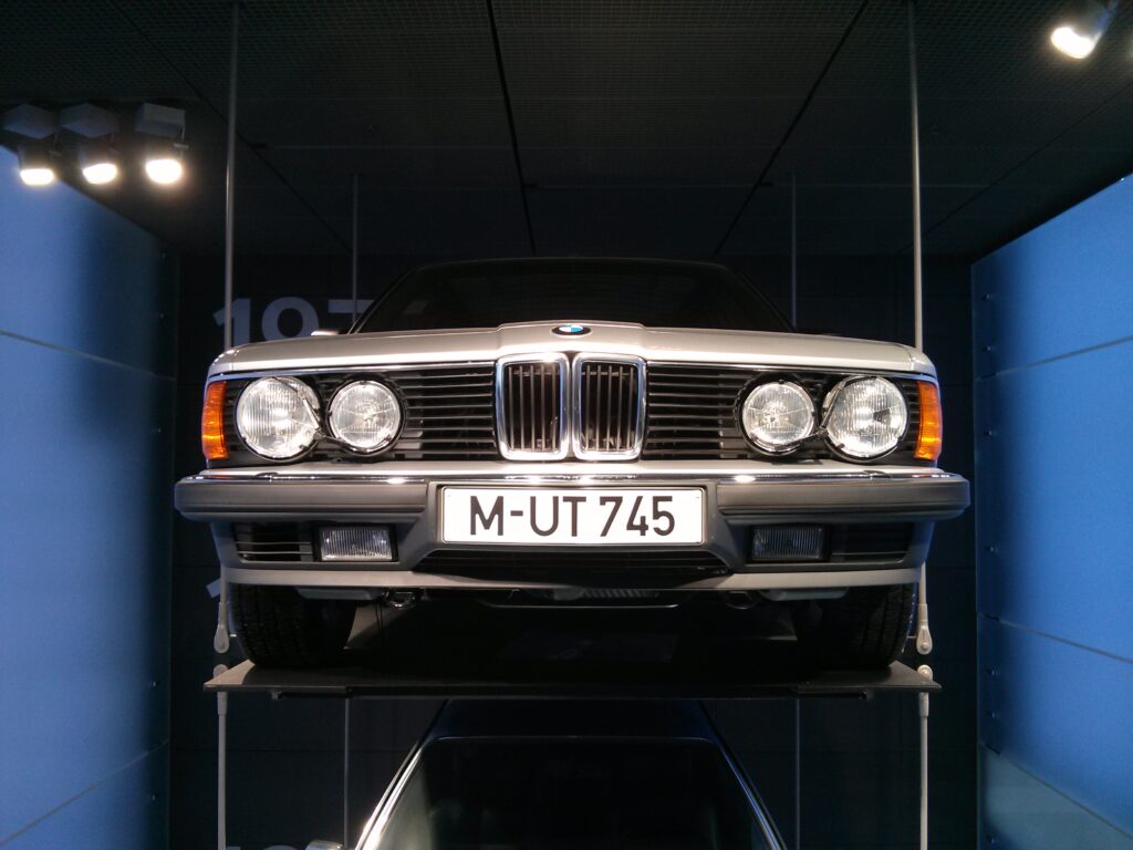 Front eines BMW 745i der Baureihe E23 im Museum
