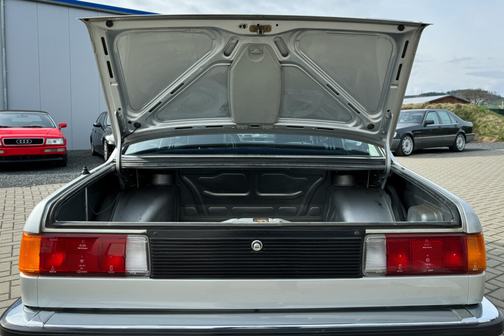 BMW 323i E21 mit geöffneter Motorhaube, Frontansicht