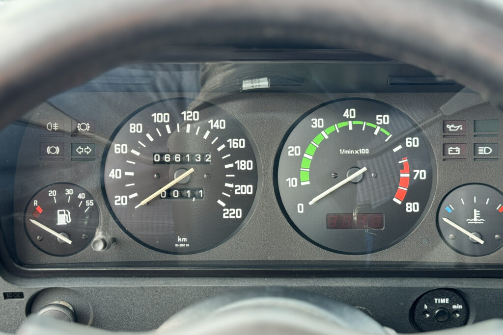 Tacho des BMW 323i E21 mit Kilometerstand 66.132