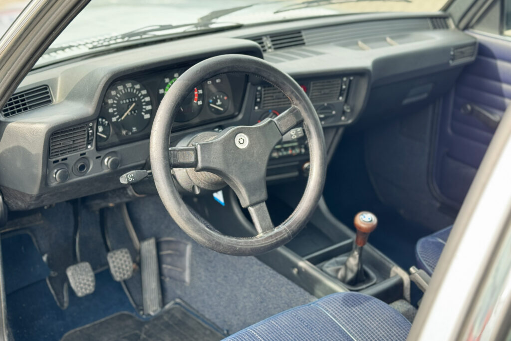 Cockpit des BMW 323i E21 mit Vierspeichen-Lenkrad