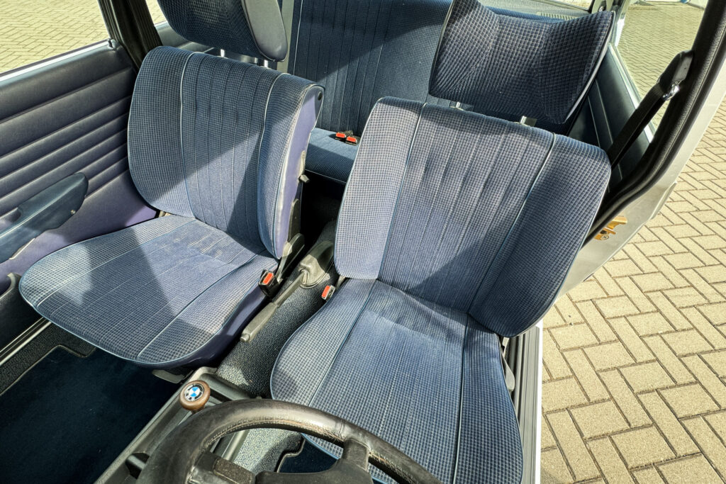 Blaue Sitze im BMW 323i E21