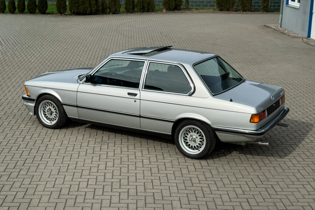 BMW 323i E21, Seitenprofil rechts vor Werkstattgebäude