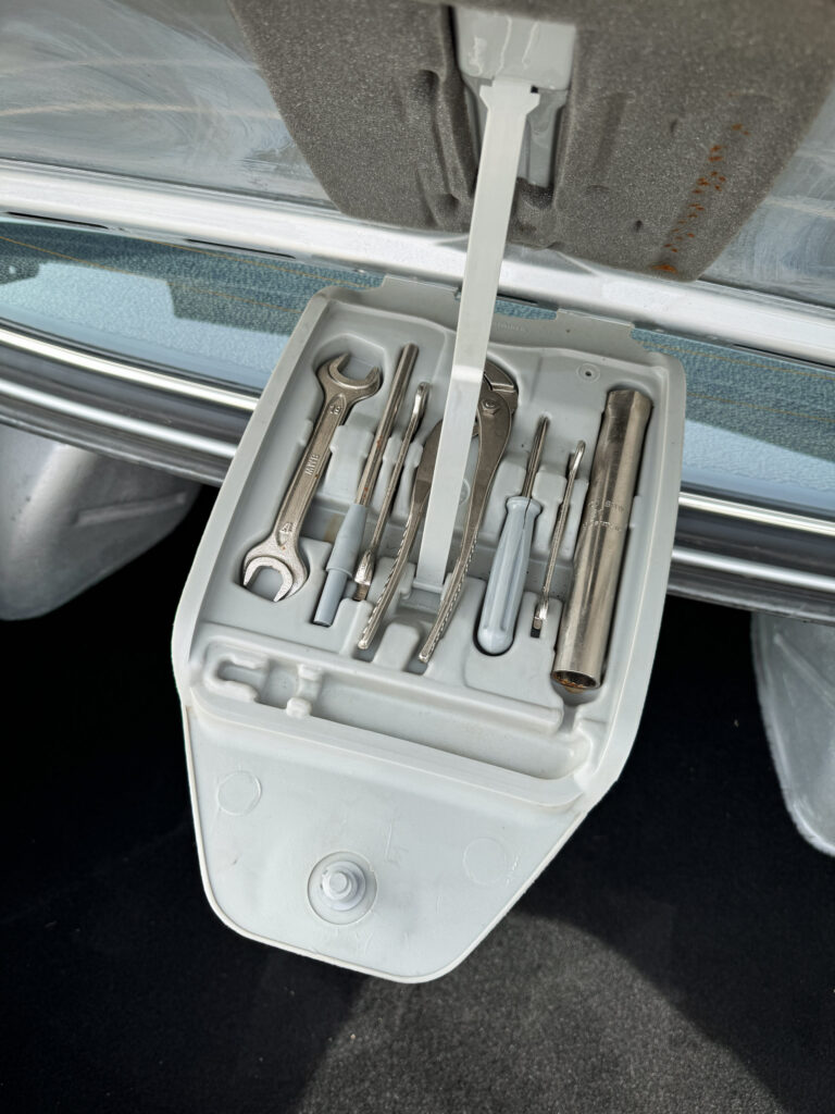 Bordwerkzeug im Kofferraumdeckel des BMW 323i E21