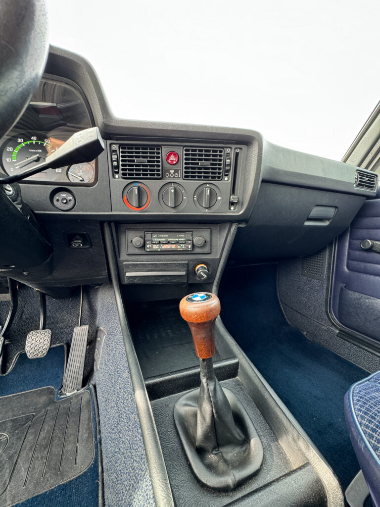 Mittelkonsole des BMW 323i E21 mit Schaltknauf und Radio