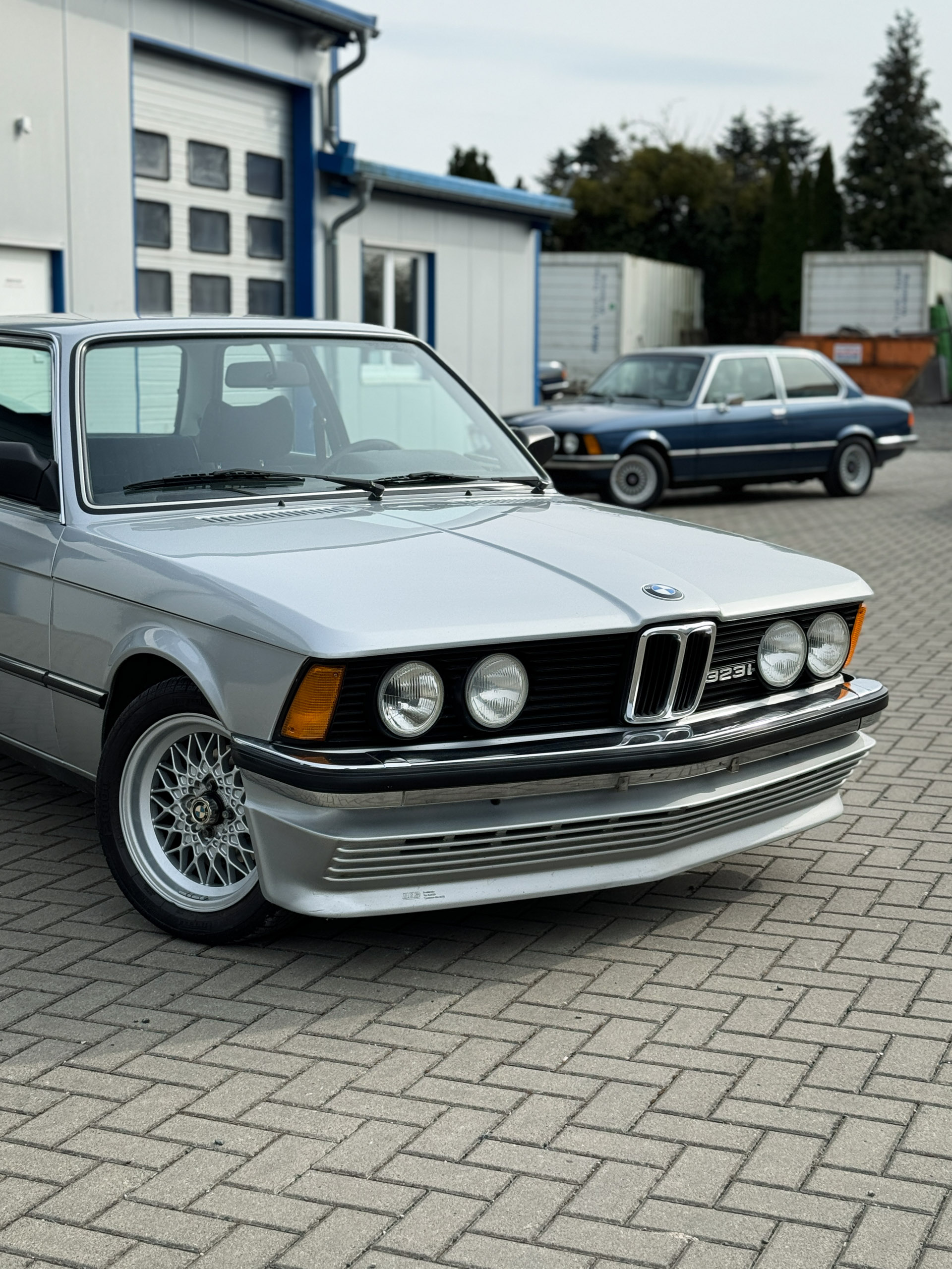 BMW 323i E21: 66,132 kilometres, one folder full of evidence