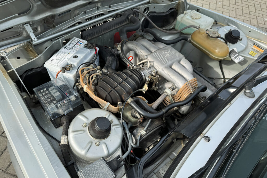 M20-Reihensechszylinder mit K-Jetronic im Motorraum des BMW 323i E21, Ansicht von oben