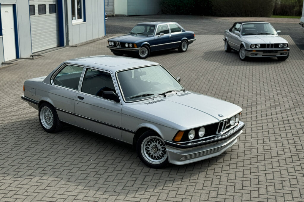 BMW 323i E21 in Polaris Silber, Dreiviertel-Frontansicht auf Pflaster