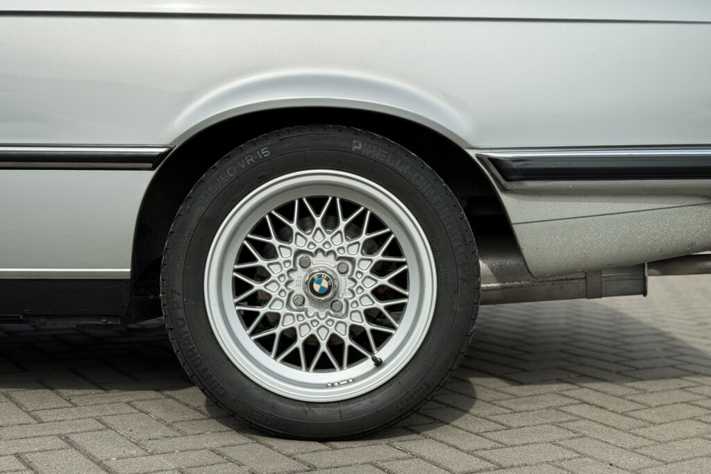 BBS-Kreuzspeichenfelge am BMW 323i E21