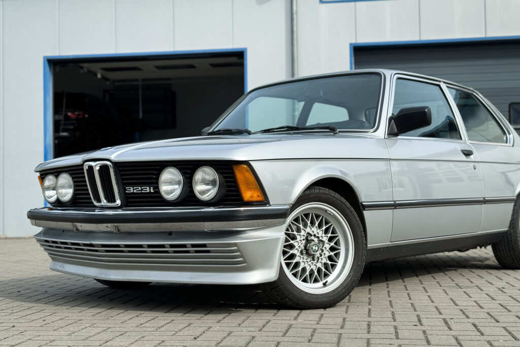 BMW 323i E21 Polaris Silber, Seitenansicht links