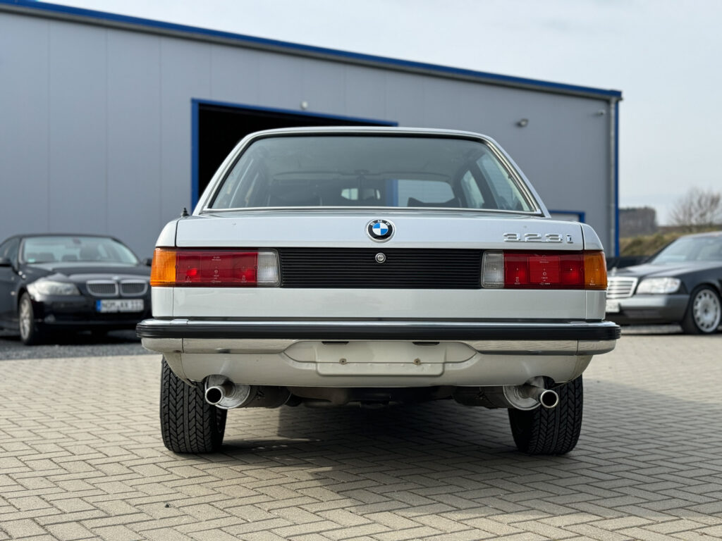 Heckansicht des BMW 323i E21 mit Modellschriftzug