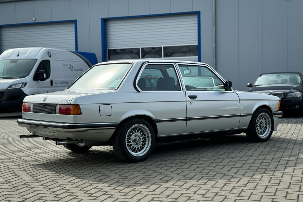 BMW 323i E21, Heckansicht schräg vor Halle