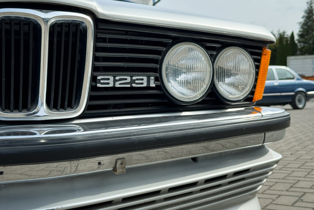 323i-Schriftzug und Doppelscheinwerfer am BMW E21
