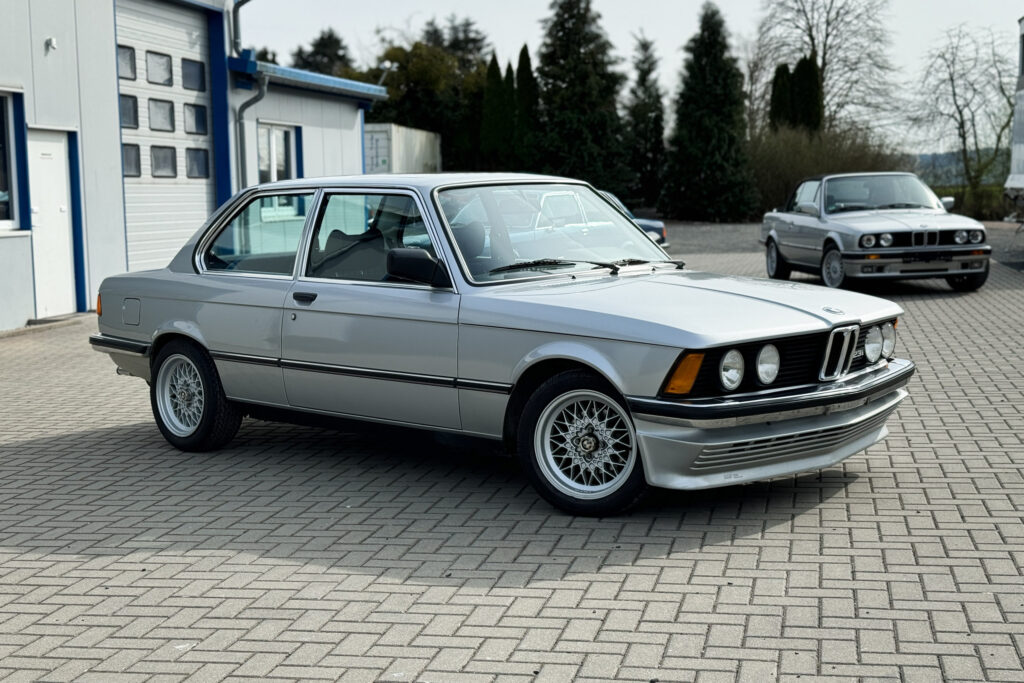 BMW 323i E21 mit BMW 320 E21 und BMW E30 Cabrio im Hintergrund