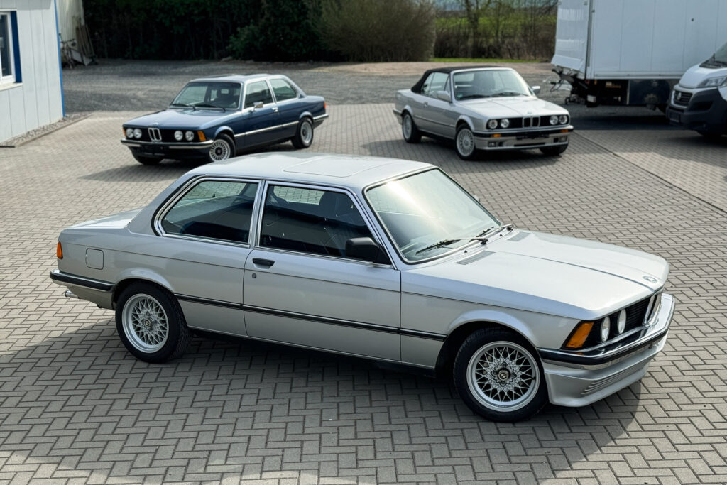 Drei Generationen: BMW 323i E21 neben E21 320 und E30 Cabrio
