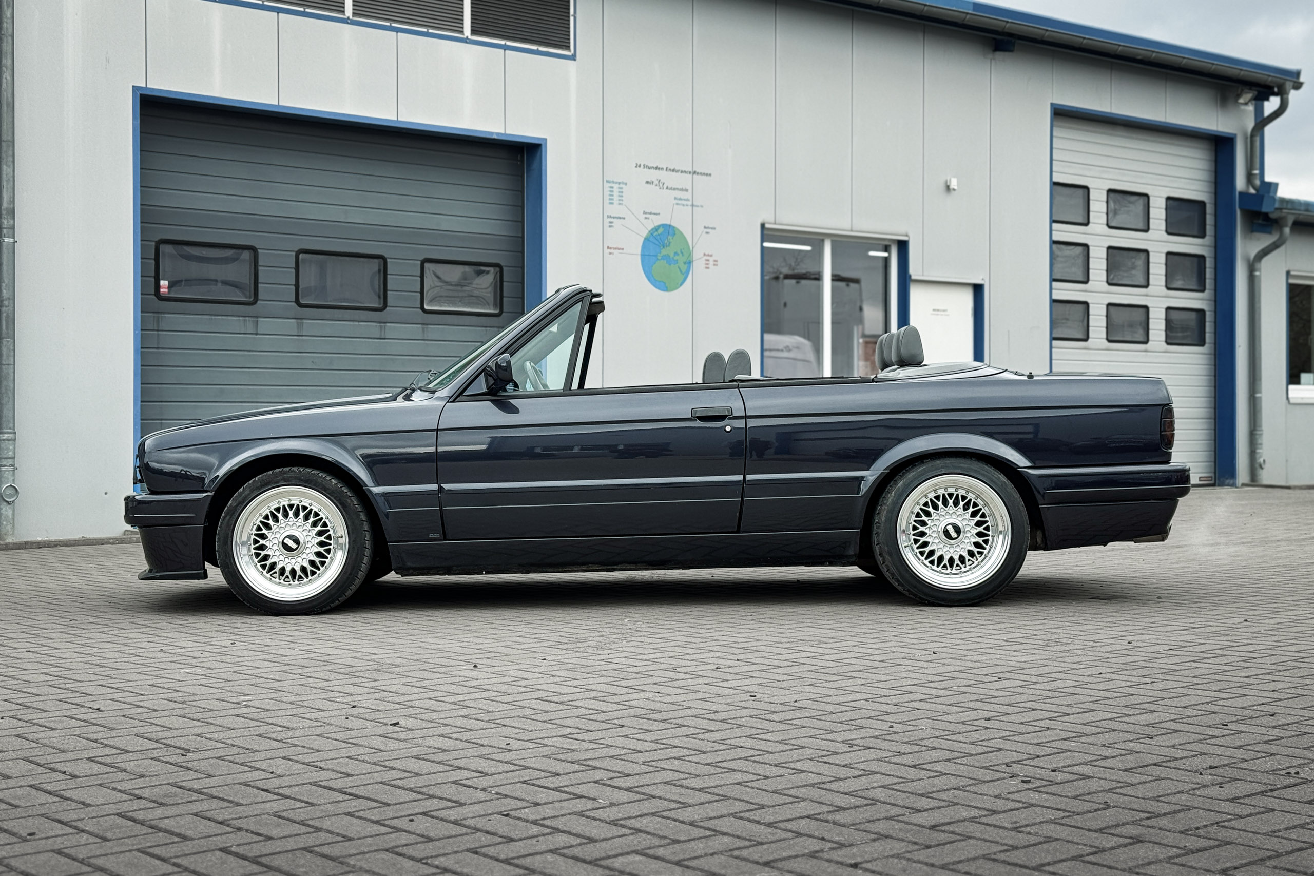 BMW 325i E30 Cabriolet in Macaoblau, Seitenansicht von rechts