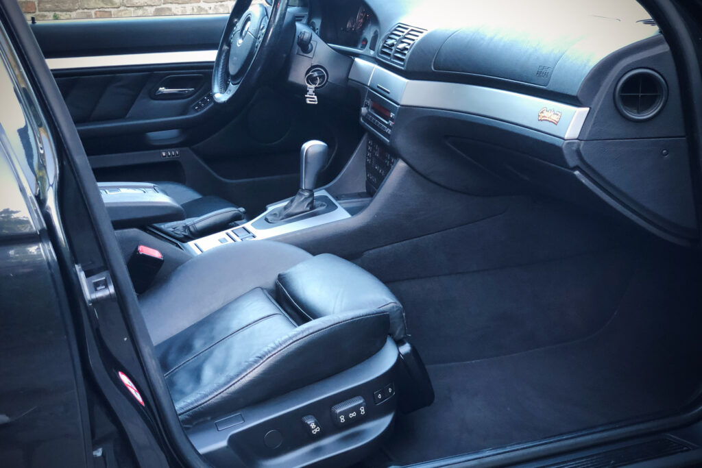 Innenraum des BMW 525i Touring E39 mit Ledersitzen