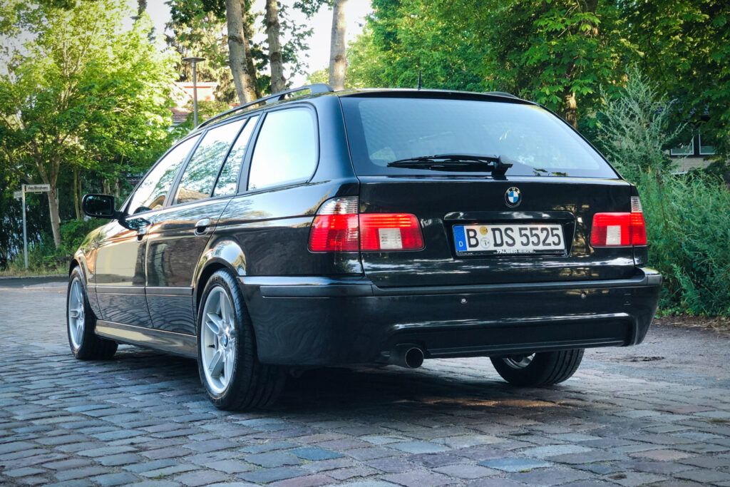 Heckpartie des BMW 525i Touring E39 mit Stoßfänger und Endrohr