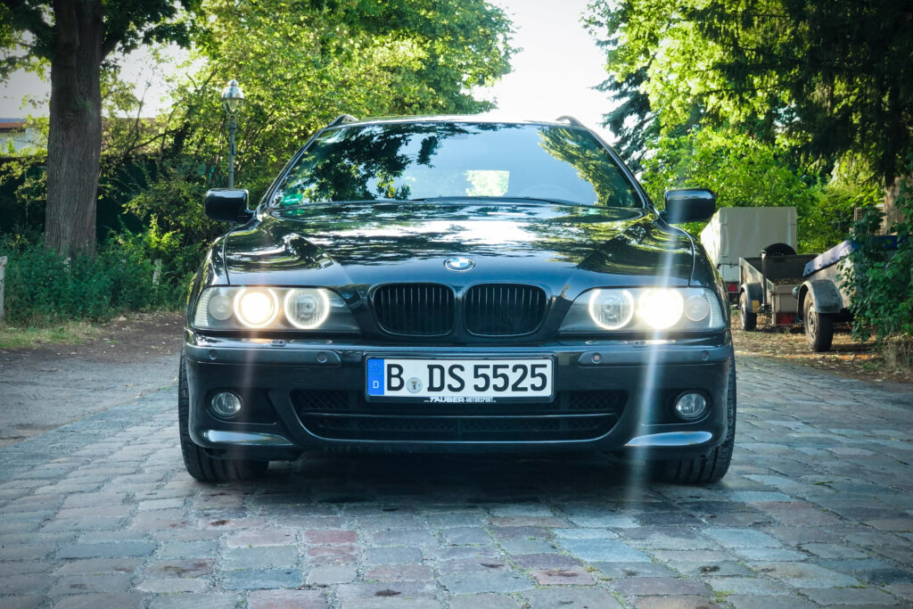 Frontansicht des BMW 525i Touring E39 mit eingeschaltetem Licht