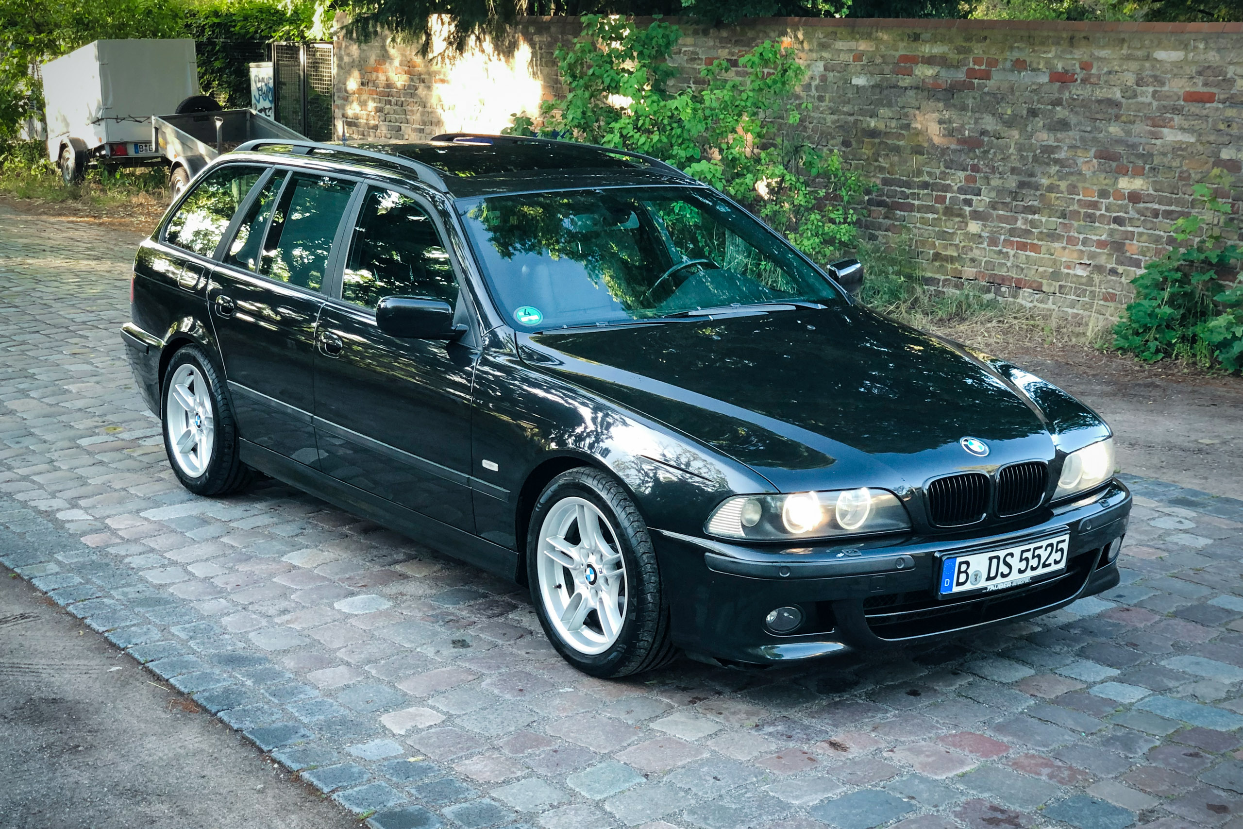 BMW 525i Touring E39 in Seitenansicht schräg von vorn