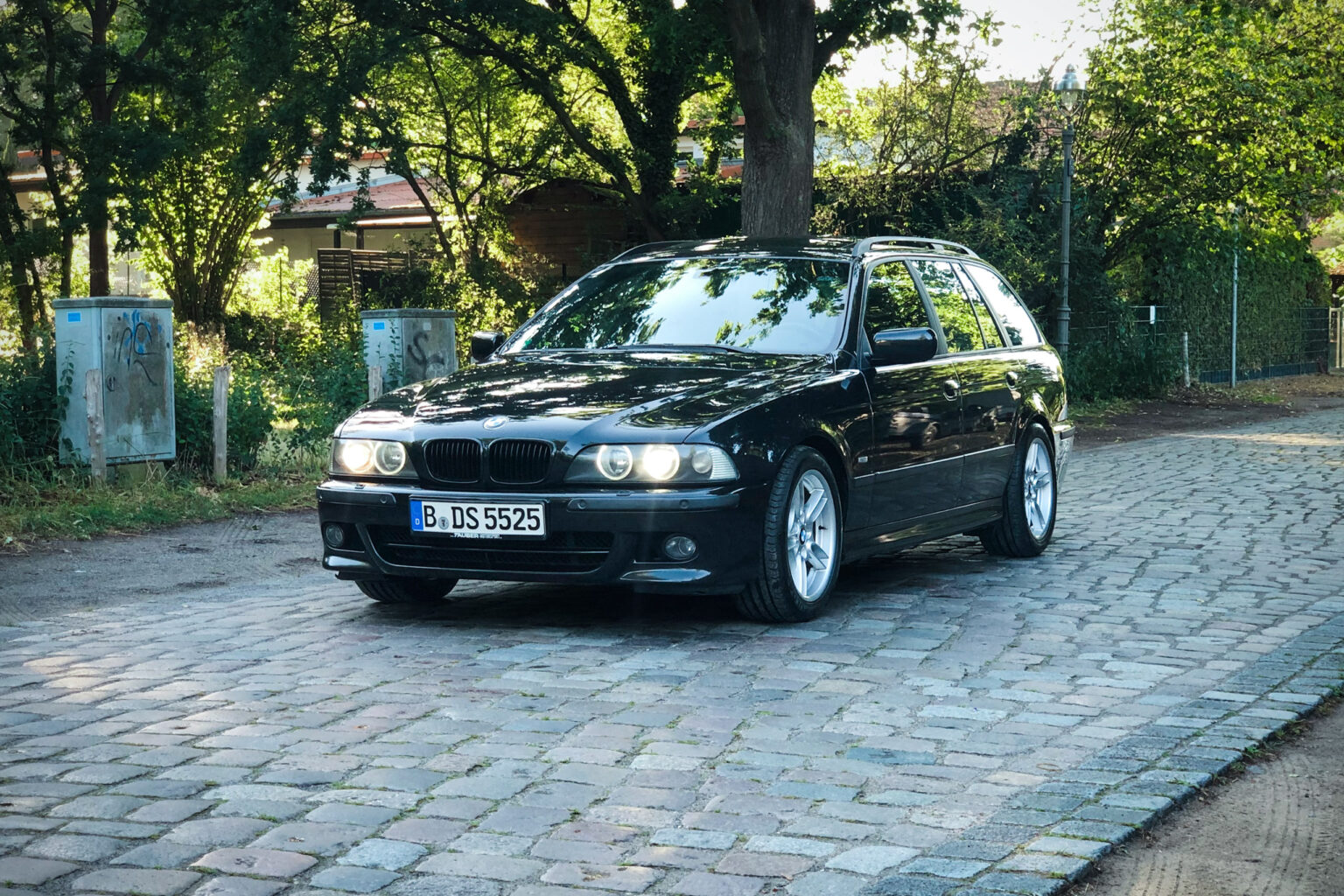 Schwarzer BMW 525i Touring der Baureihe E39