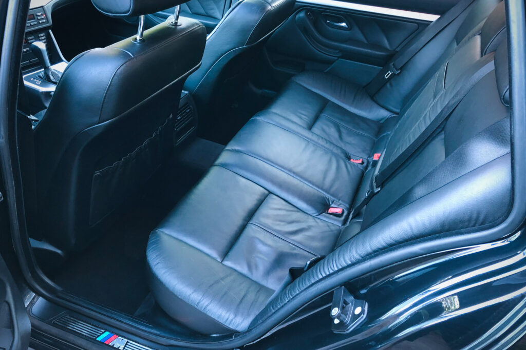 Rücksitzbank des BMW 525i Touring E39 in schwarzem Leder