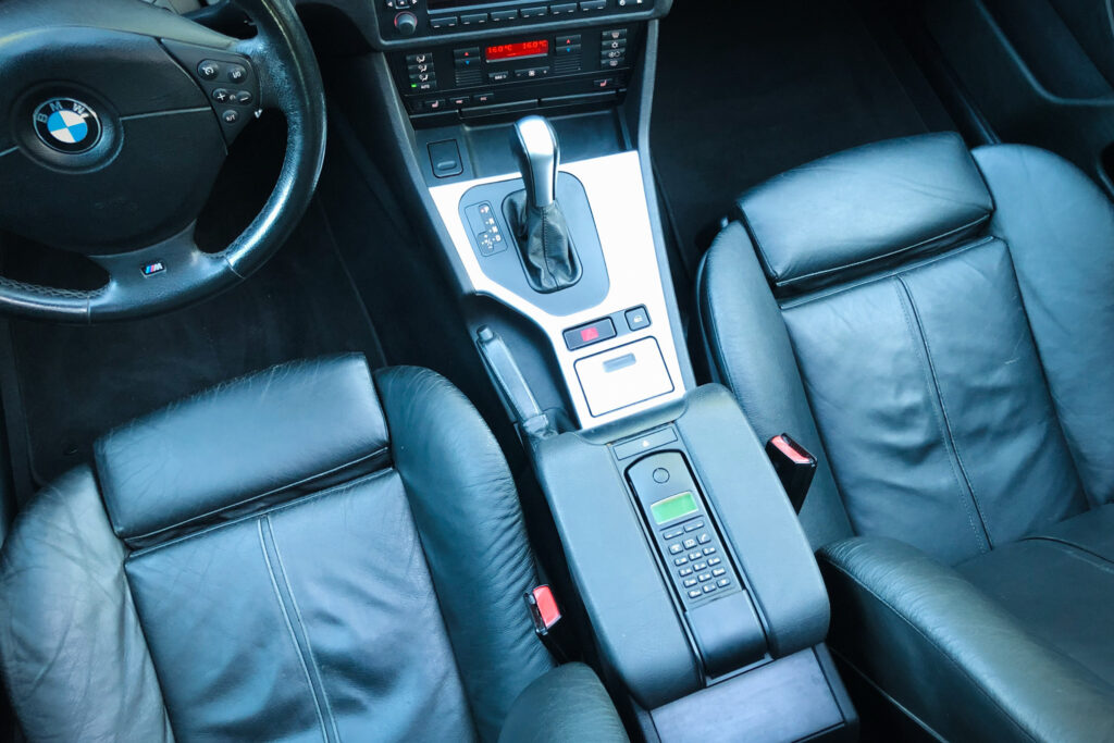 Mittelkonsole des BMW 525i E39 mit Wählhebel der Steptronic-Automatik