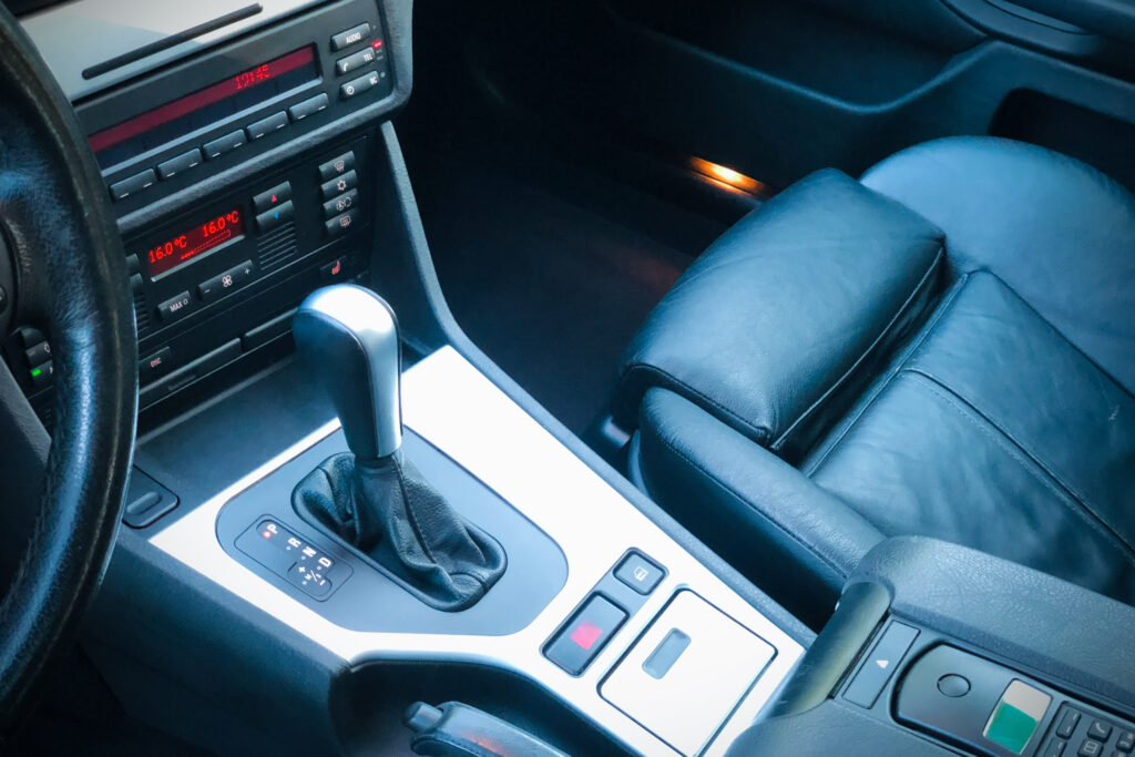 Blick von oben auf Wählhebel und Sitze im BMW 525i Touring E39