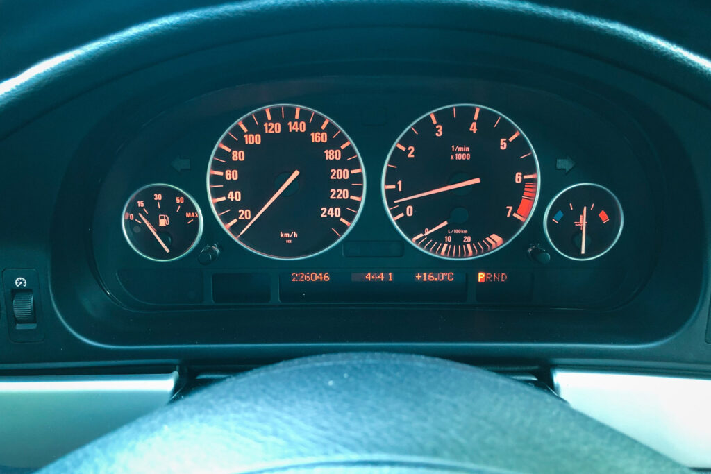 Kombiinstrument des BMW 525i E39 mit 226.046 Kilometern