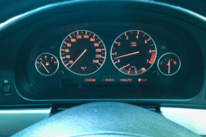 Kombiinstrument des BMW 525i E39 mit 226.046 Kilometern