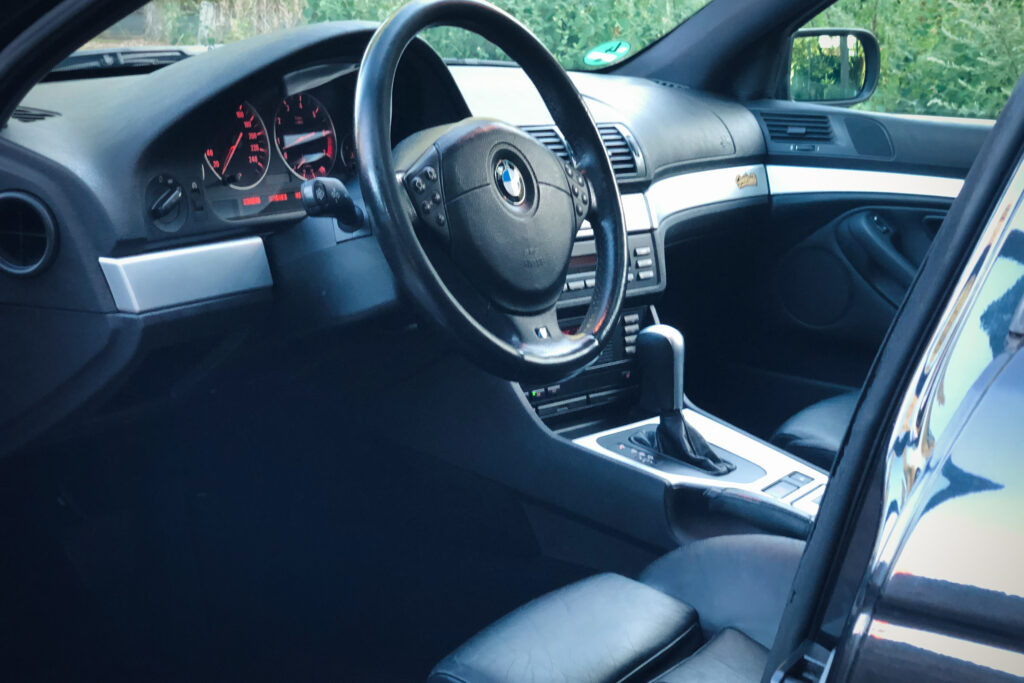 Armaturenträger und Lenkrad des BMW 525i Touring E39 vom Beifahrersitz aus