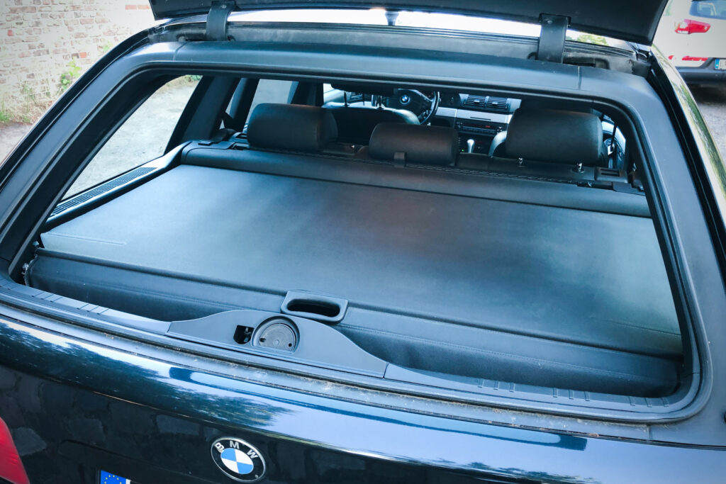 Geöffnete Heckklappe des BMW 525i Touring E39 mit Laderaumabdeckung